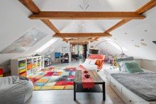 Dachspitz Mehrgenarationenhaus / Ferienhaus / Seminarhaus
Renoviert mit 3 Wohnungen / 686m� Wohfl�che / Aufzug