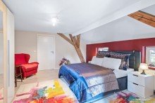 Schlafzimmer Mehrgenarationenhaus / Ferienhaus / Seminarhaus
Renoviert mit 3 Wohnungen / 686m� Wohfl�che / Aufzug