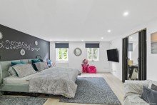 Schlafzimmer 1.OG Mehrgenarationenhaus / Ferienhaus / Seminarhaus
Renoviert mit 3 Wohnungen / 686m� Wohfl�che / Aufzug