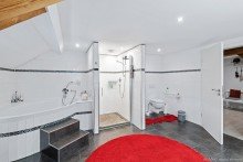 Bad 2.OG Mehrgenarationenhaus / Ferienhaus / Seminarhaus
Renoviert mit 3 Wohnungen / 686m� Wohfl�che / Aufzug