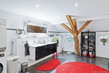 Bad 2.OG Mehrgenarationenhaus / Ferienhaus / Seminarhaus
Renoviert mit 3 Wohnungen / 686m� Wohfl�che / Aufzug