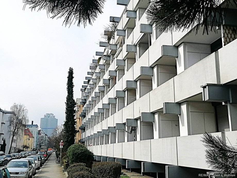 Blick auf BMW Turm Etagenwohnung Milbertshofen