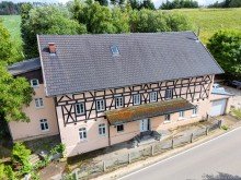 Front Mehrgenarationenhaus / Ferienhaus / Seminarhaus
Renoviert mit 3 Wohnungen / 686m� Wohfl�che / Aufzug