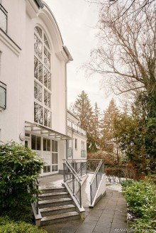 Eingangsbereich Haus Preissenkung !
M�nchen - Solln / Isar - N�he
Split-Level-Luxuswohnung
4 Zimmer / 3 Terrassen / Sauna