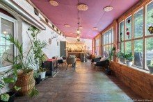  Wintergarten  Mehrgenarationenhaus / Ferienhaus / Seminarhaus
Renoviert mit 3 Wohnungen / 686m� Wohfl�che / Aufzug