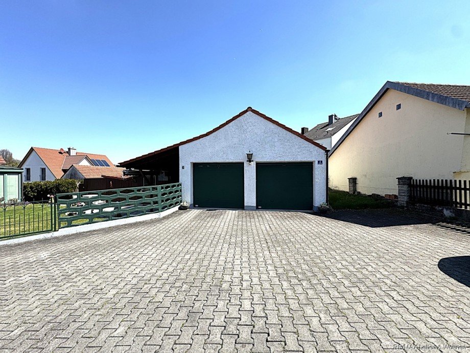 Doppelgarage mit Fl�che Einfamilienhaus Erdweg / Kleinberghofen