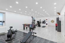 EG Mehrgenarationenhaus / Ferienhaus / Seminarhaus
Renoviert mit 3 Wohnungen / 686m� Wohfl�che / Aufzug