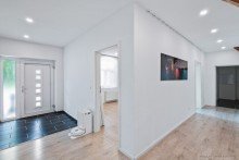 EG Flur Mehrgenarationenhaus / Ferienhaus / Seminarhaus
Renoviert mit 3 Wohnungen / 686m� Wohfl�che / Aufzug